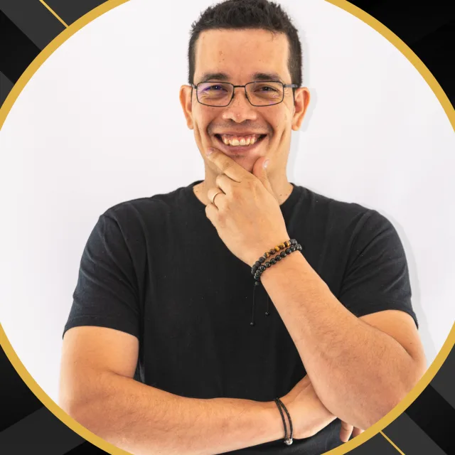 Boby Bonilla sonriendo, con lentes y playera negra